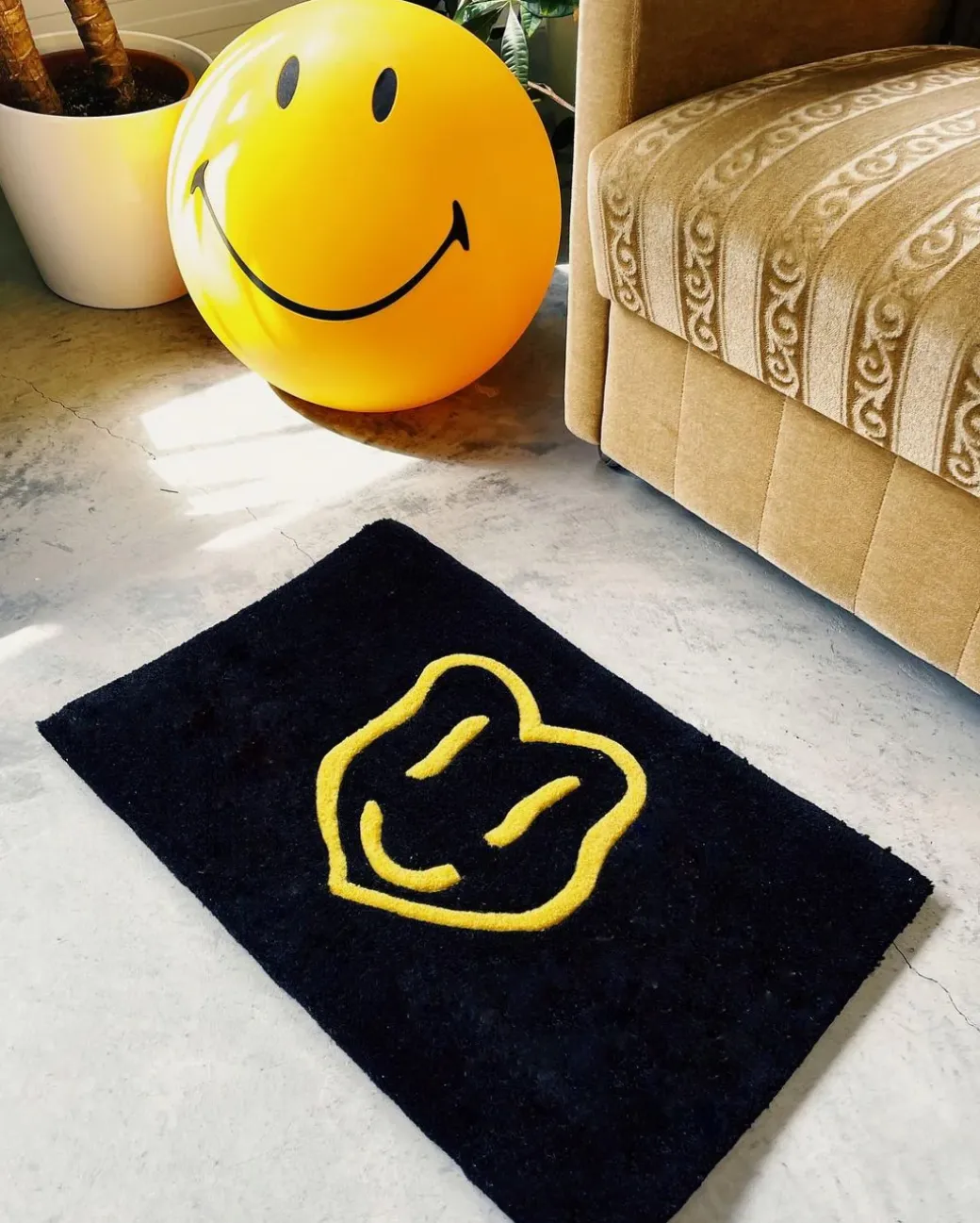 Acid Love 'Smiley' Hand Tufted Rug
