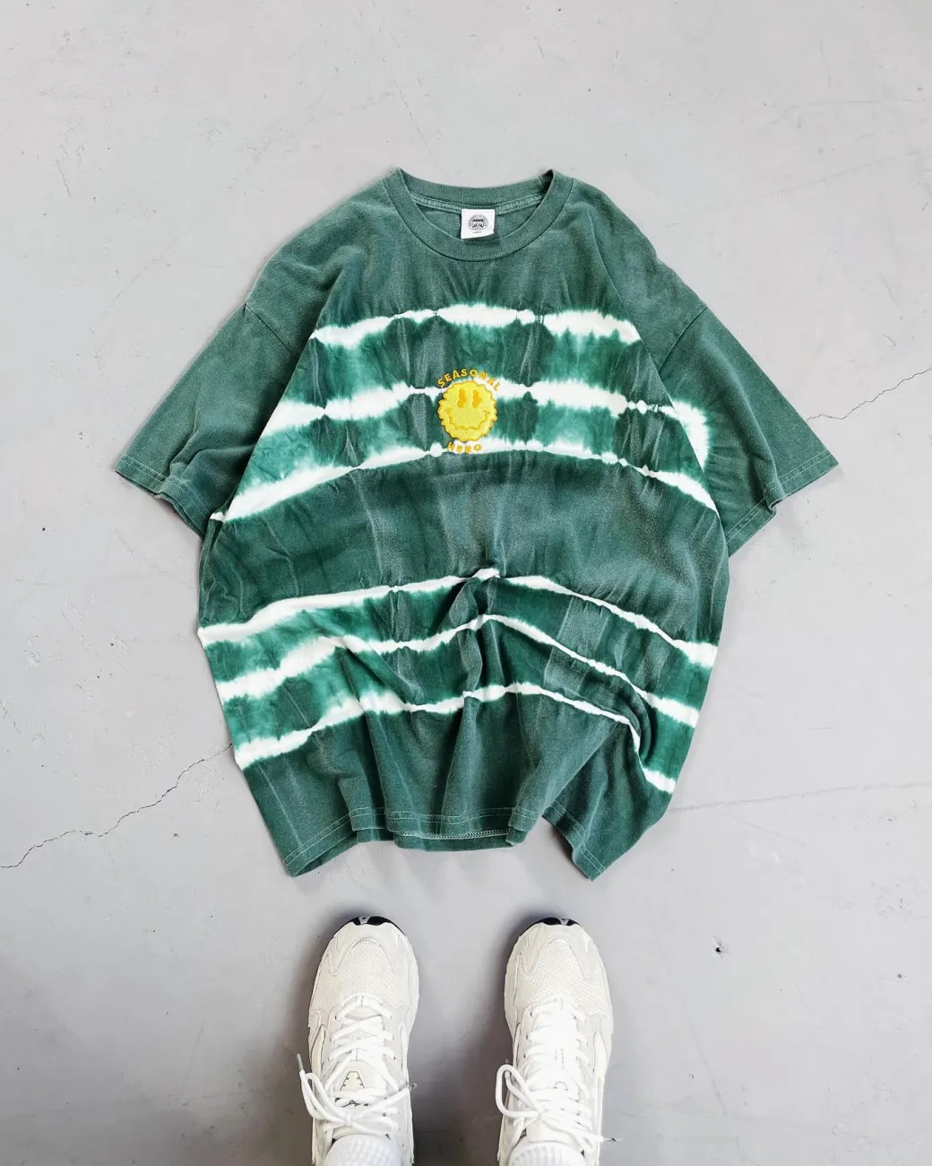 Seasonal Hero 'Trippy Smiler' Tie Dye Washed Tee - Green & White