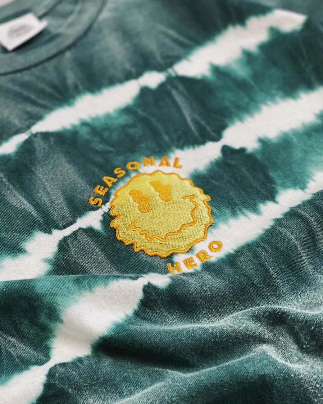 Seasonal Hero 'Trippy Smiler' Tie Dye Washed Tee - Green & White